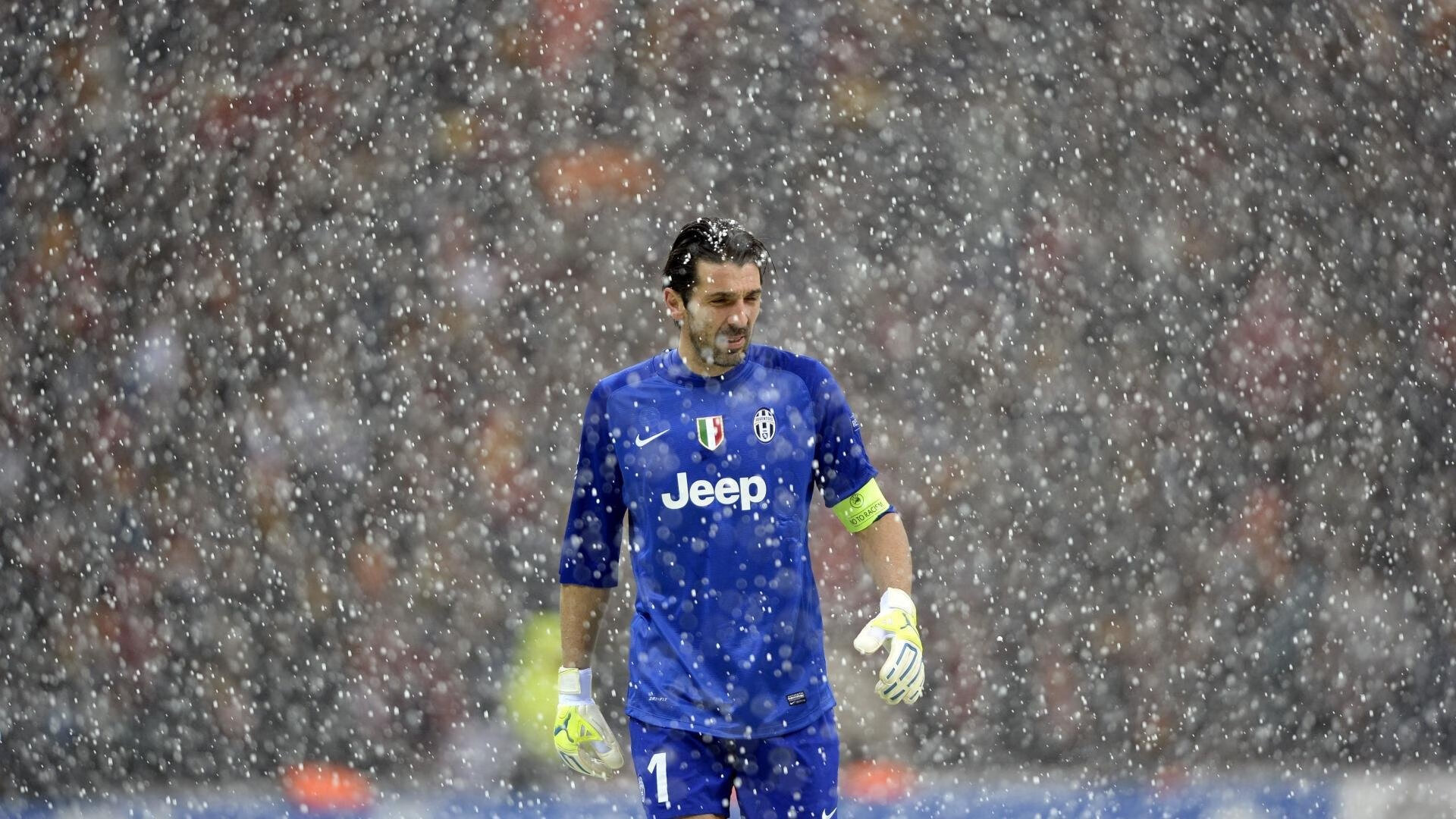 “飞跃东安湖:跑酷选手挑战最具难度的障碍赛道”